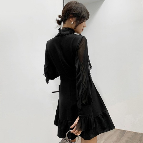 Rövid, fekete ruha modell pólógallérral és tüllel