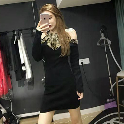 Modern, testhezálló női ruha gyöngyökkel és csupasz vállakkal