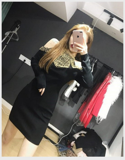 Modern, testhezálló női ruha gyöngyökkel és csupasz vállakkal