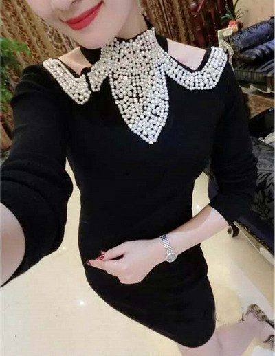 Modern, testhezálló női ruha gyöngyökkel és csupasz vállakkal