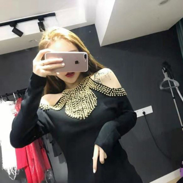 Modern, testhezálló női ruha gyöngyökkel és csupasz vállakkal