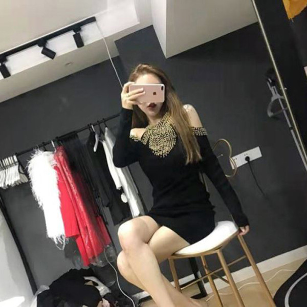 Modern, testhezálló női ruha gyöngyökkel és csupasz vállakkal