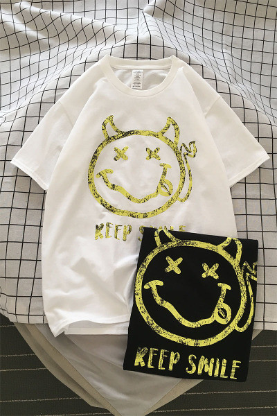 Vabaaja ovaalse dekoltee ja lühikeste varrukatega meeste T-särk