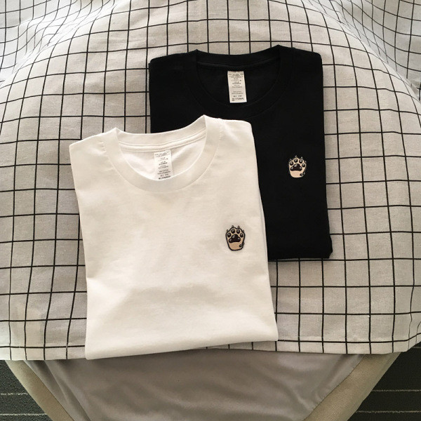 Férfi pamut póló rövid ujjal, kis hímzéssel, mancs formájú