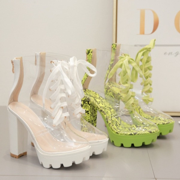 Novi model ekstravagantnih prozirnih čizama s petom i grubim potplatom u animal printu