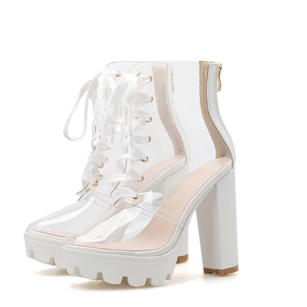 Novi model ekstravagantnih prozirnih čizama s petom i grubim potplatom u animal printu