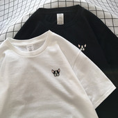 Alkalmi női póló ovális nyakkivágással és kutyás hímzéssel