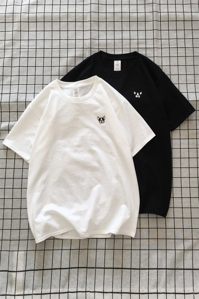 Alkalmi női póló ovális nyakkivágással és kutyás hímzéssel