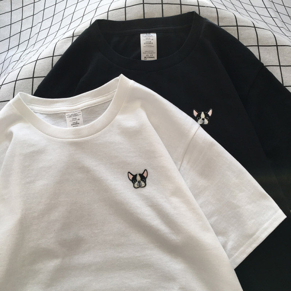 Alkalmi női póló ovális nyakkivágással és kutyás hímzéssel