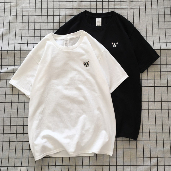 Alkalmi női póló ovális nyakkivágással és kutyás hímzéssel