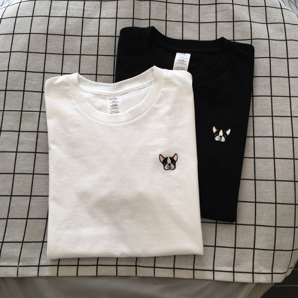 Alkalmi női póló ovális nyakkivágással és kutyás hímzéssel