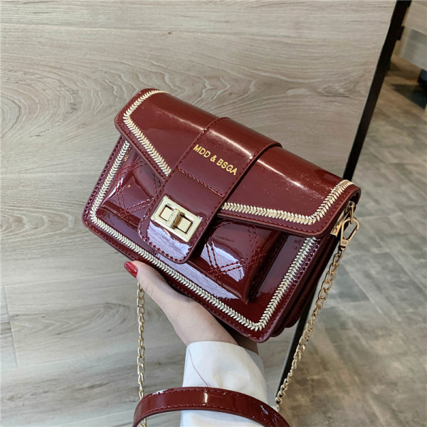 Modern női lakkbőr táska hosszú fém fogantyúval