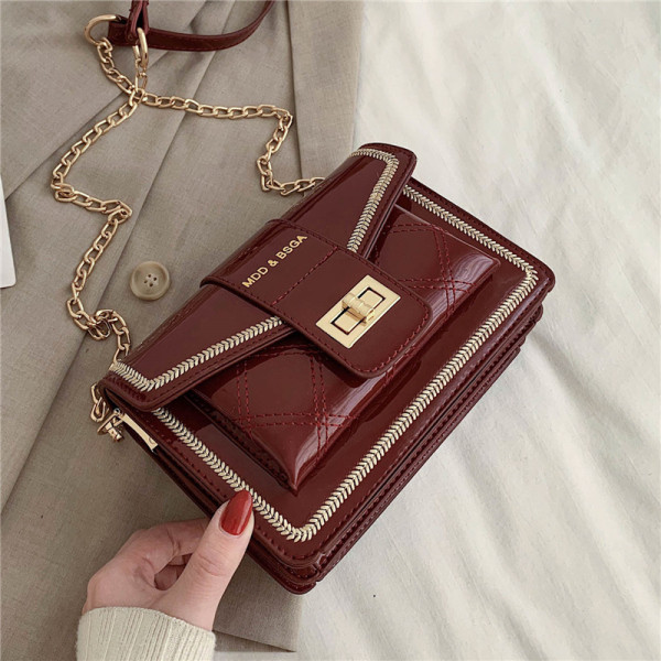 Modern női lakkbőr táska hosszú fém fogantyúval