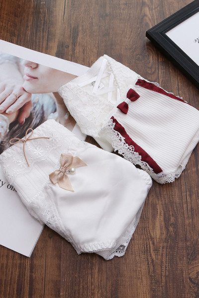 Négy pamut női bikini szett csipkével és szalagokkal