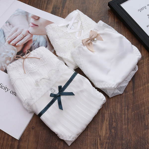 Négy pamut női bikini szett csipkével és szalagokkal