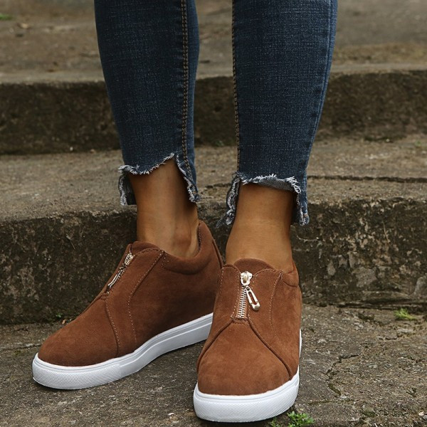 Női alkalmi cipő belső platformmal és cipzárral