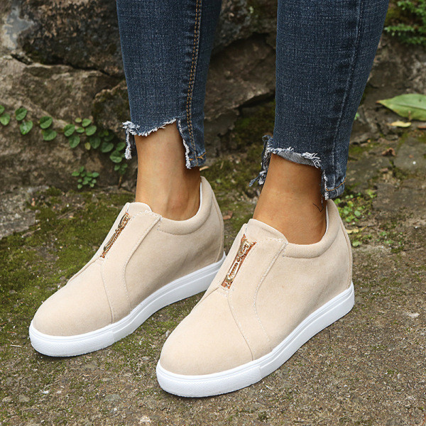 Női alkalmi cipő belső platformmal és cipzárral