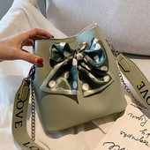 Eko bőrből készült modern női táska két füllel és szalaggal