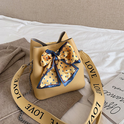 Eko bőrből készült modern női táska két füllel és szalaggal