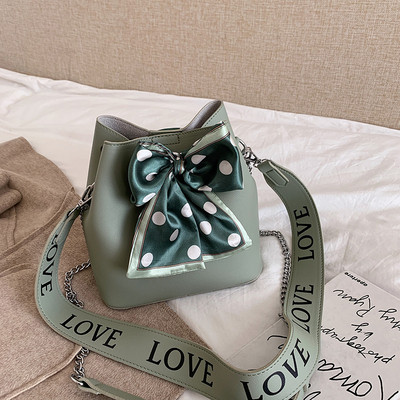 Eko bőrből készült modern női táska két füllel és szalaggal