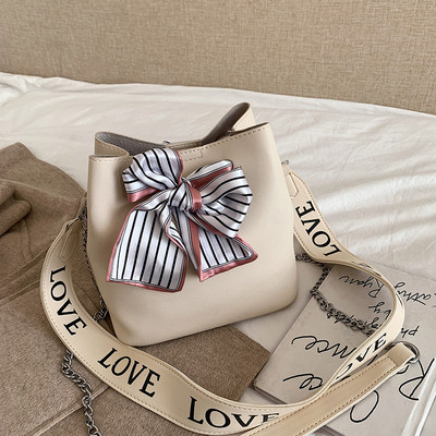 Eko bőrből készült modern női táska két füllel és szalaggal