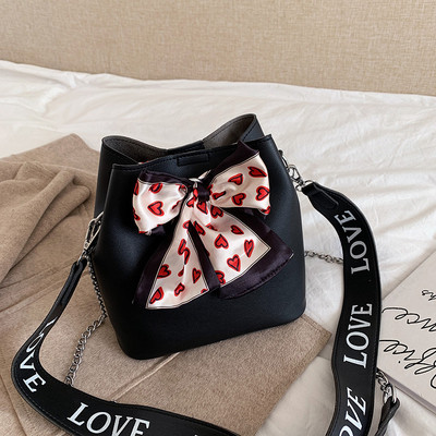 Eko bőrből készült modern női táska két füllel és szalaggal