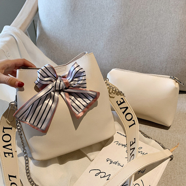 Eko bőrből készült modern női táska két füllel és szalaggal