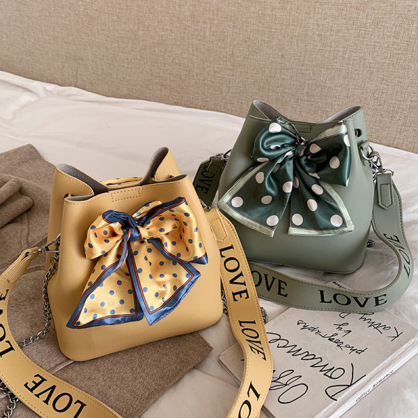 Eko bőrből készült modern női táska két füllel és szalaggal