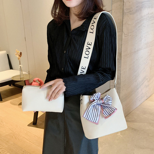 Eko bőrből készült modern női táska két füllel és szalaggal