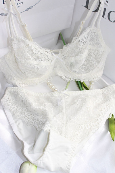 Elegantan ženski komplet donjeg rublja od čipke koji uključuje grudnjak i bikini