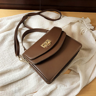 Stiilne kahe sanga ja metallist kinnitusega naistekott