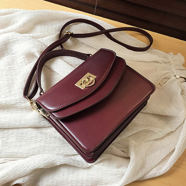 Stiilne kahe sanga ja metallist kinnitusega naistekott