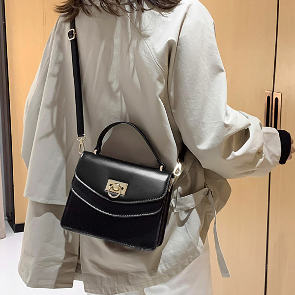 Stiilne kahe sanga ja metallist kinnitusega naistekott