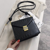 Eko bőrből készült stílusos női táska hosszú füllel