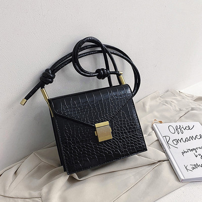 Eko bőrből készült stílusos női táska hosszú füllel