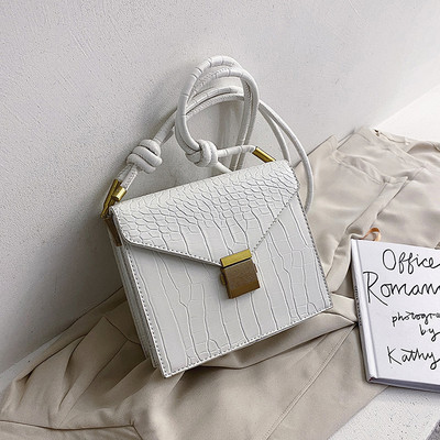 Eko bőrből készült stílusos női táska hosszú füllel