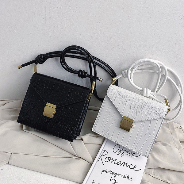 Eko bőrből készült stílusos női táska hosszú füllel