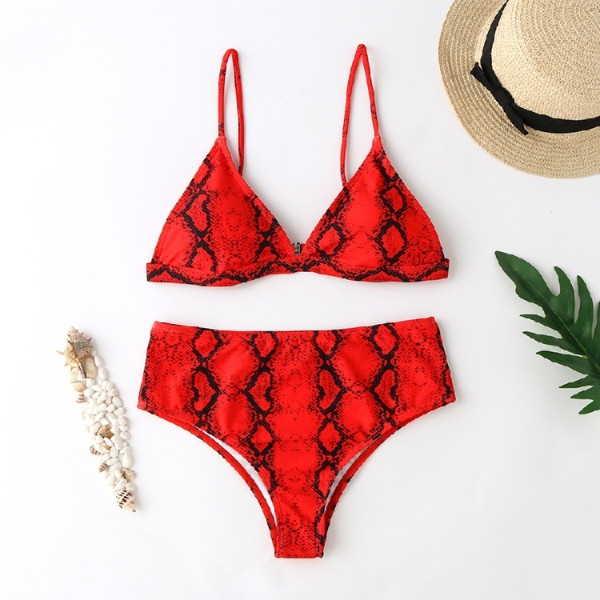 Modern kétrészes fürdőruha kígyómintával és háromszög alakú felsővel