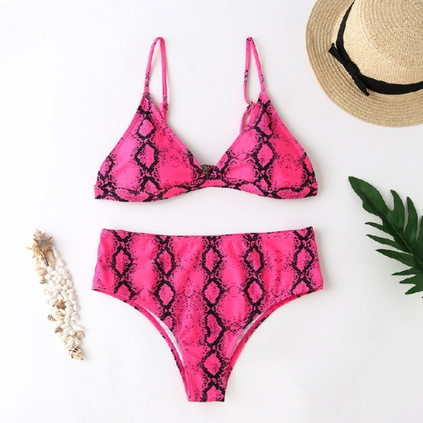 Modern kétrészes fürdőruha kígyómintával és háromszög alakú felsővel
