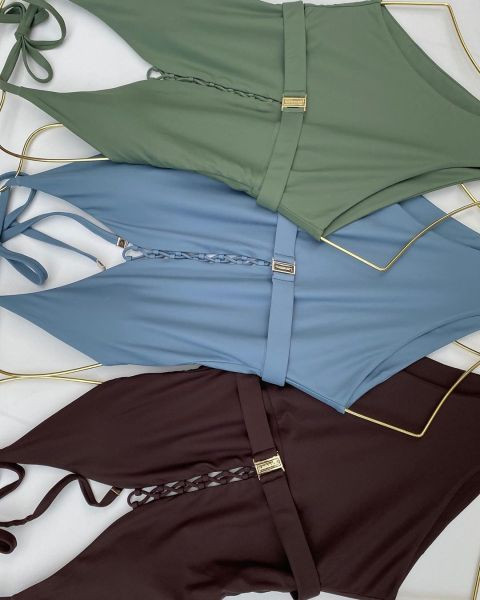 Stiilne täisujumistrikoo ristsidemete ja vööga