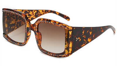 Női napszemüveg új modellje négyzet alakú és kövekkel