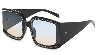 Női napszemüveg új modellje négyzet alakú és kövekkel