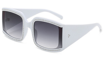 Női napszemüveg új modellje négyzet alakú és kövekkel