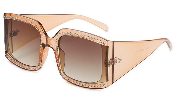 Női napszemüveg új modellje négyzet alakú és kövekkel