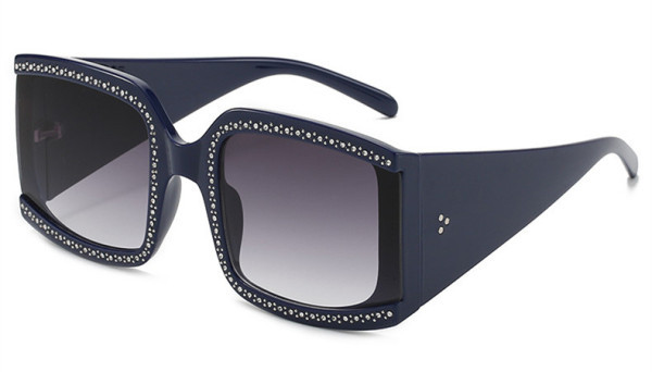 Női napszemüveg új modellje négyzet alakú és kövekkel
