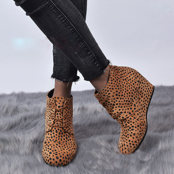 Moodsad naiste poolsaapad platvormi ja paeltega