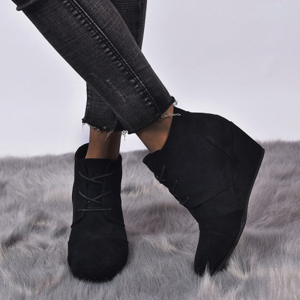 Moodsad naiste poolsaapad platvormi ja paeltega