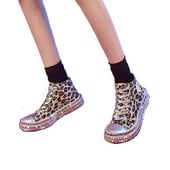 Modern női tornacipő lapos talppal és díszítő kövekkel - két modell