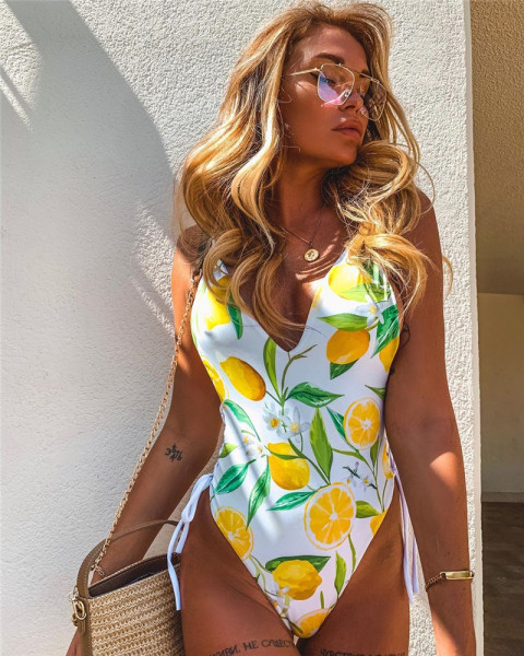 Ajakohane lipsudega ujumistrikoo ja sidrunitega lillemuster