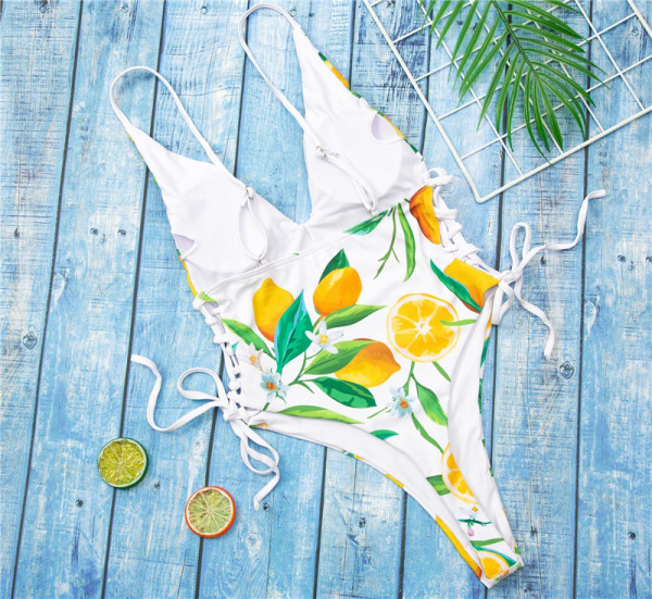 Ajakohane lipsudega ujumistrikoo ja sidrunitega lillemuster